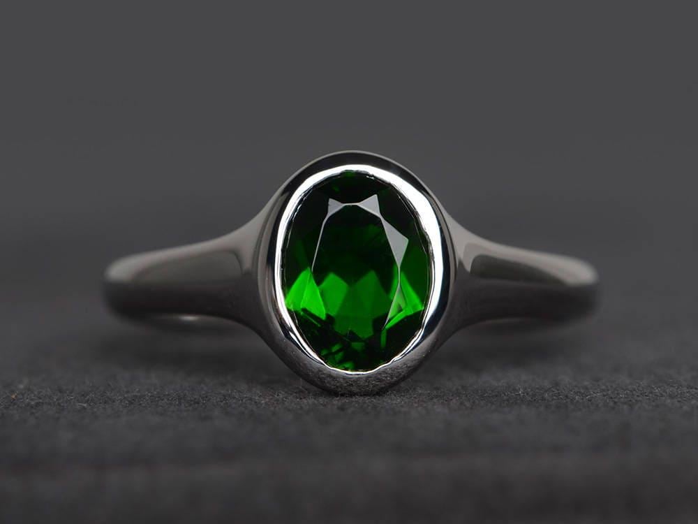 Natürlicher Chromdiopsidring Jubiläumsring Ovalschliff Grüner Edelstein Lünette Fassung Ring Sterling Silber von XiaoCuiJewelry
