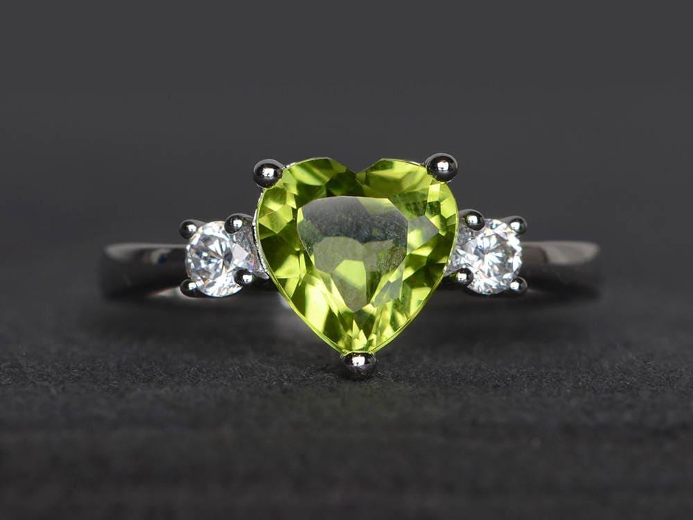 Natürlicher Grüner Peridot Ring Versprechen Herz Geschnitten Edelstein August Geburtsstein Sterling Silber von XiaoCuiJewelry