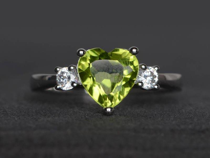Natürlicher Grüner Peridot Ring Versprechen Herz Geschnitten Edelstein August Geburtsstein Sterling Silber von XiaoCuiJewelry