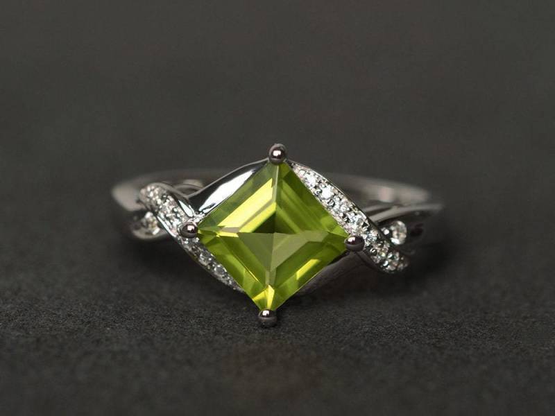 Natürlicher Peridot Ring August Geburtsstein Quadratschliff Grüner Edelstein Verlobungsring von XiaoCuiJewelry