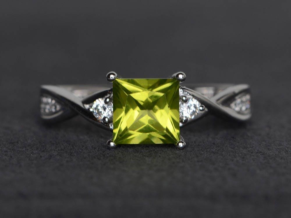 Natürlicher Peridot Ring Prinzessinenschliff Sterling Silber Grüner Edelstein August Geburtsstein Versprechen von XiaoCuiJewelry