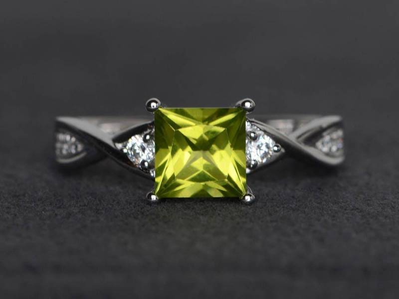 Natürlicher Peridot Ring Prinzessinenschliff Sterling Silber Grüner Edelstein August Geburtsstein Versprechen von XiaoCuiJewelry