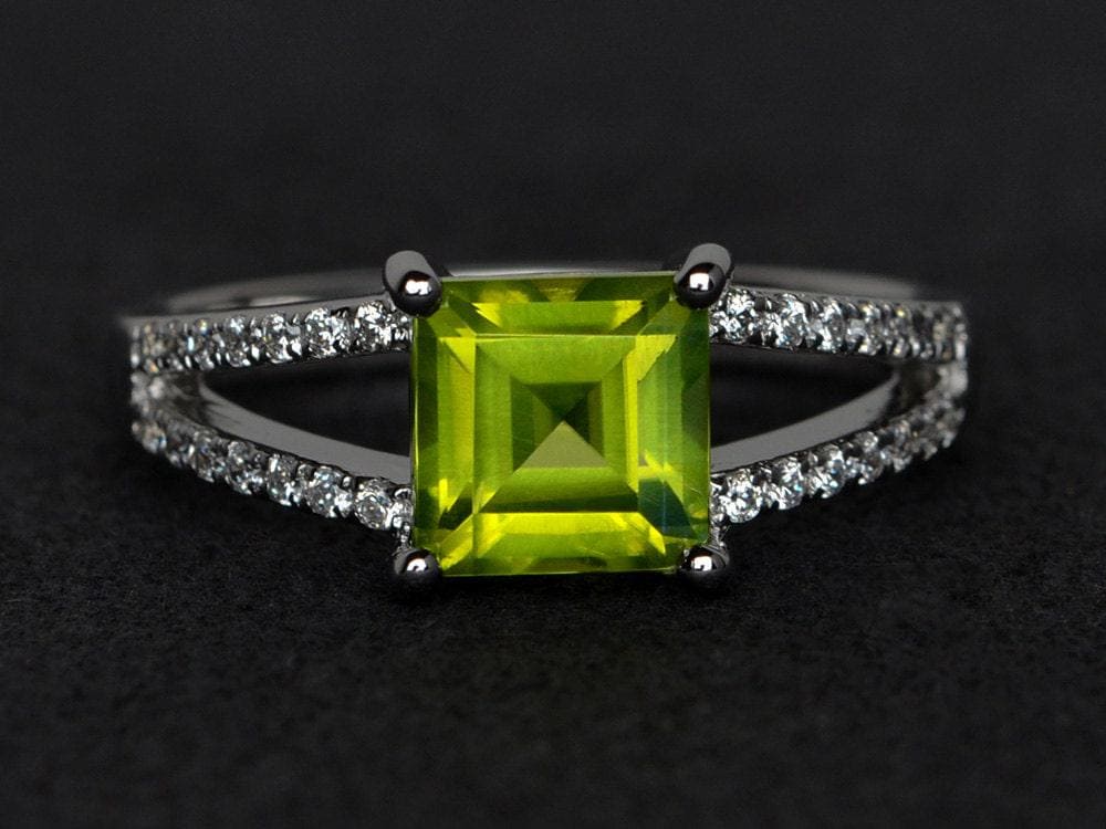 Natürlicher Peridot Ring Silber Quadrat Geschnitten Grüner Geteilt Schaft Edelstein Geschenk Jubiläum von XiaoCuiJewelry