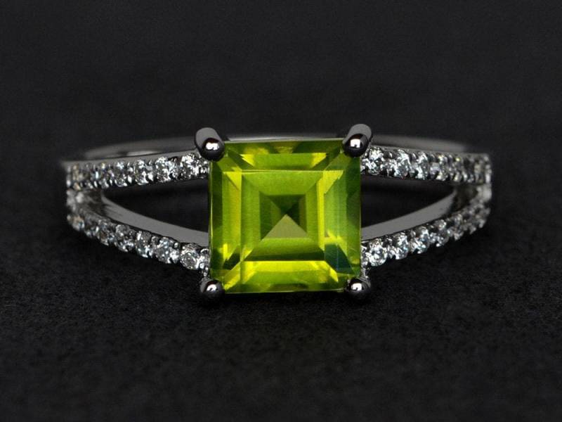 Natürlicher Peridot Ring Silber Quadrat Geschnitten Grüner Geteilt Schaft Edelstein Geschenk Jubiläum von XiaoCuiJewelry