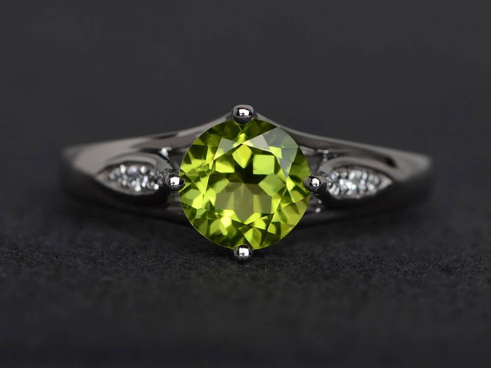 Natürlicher Peridotring Verlobungsring Rundschliffring Edelstein-Ring Grüner Silberring August-Geburtssteinring von XiaoCuiJewelry