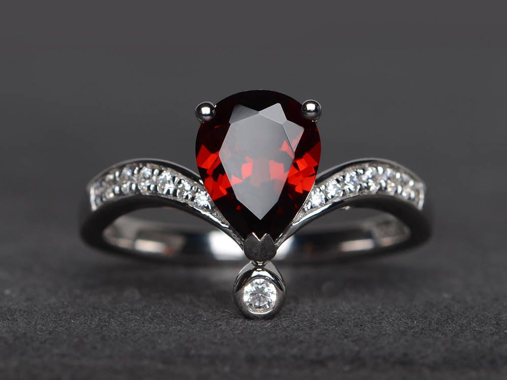 Natürlicher Roter Granat Ring Jubiläumsring Januar Geburtsstein Tropfen Rotem Edelstein Sterling Silber von XiaoCuiJewelry