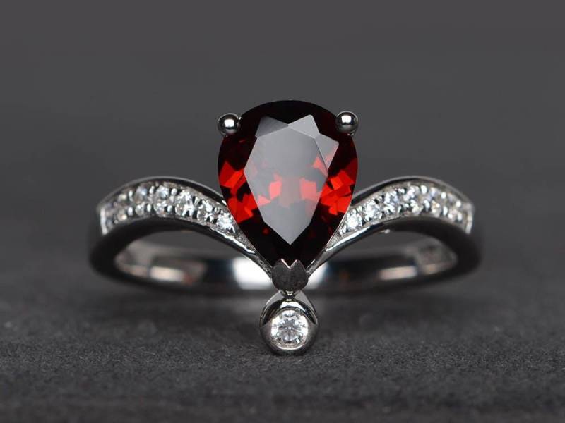 Natürlicher Roter Granat Ring Jubiläumsring Januar Geburtsstein Tropfen Rotem Edelstein Sterling Silber von XiaoCuiJewelry