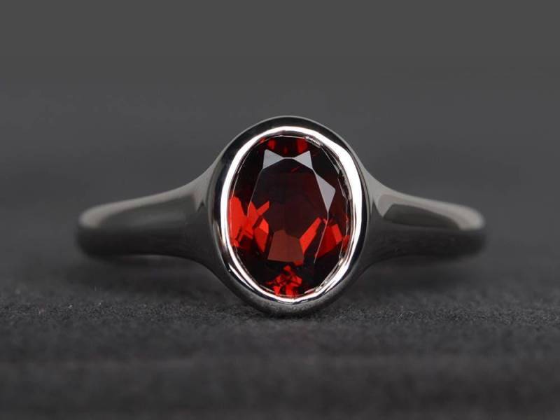 Natürlicher Roter Granat Ring Oval Geschnitten Jubiläumsring Januar Geburtsstein Edelstein Sterling Silber von XiaoCuiJewelry