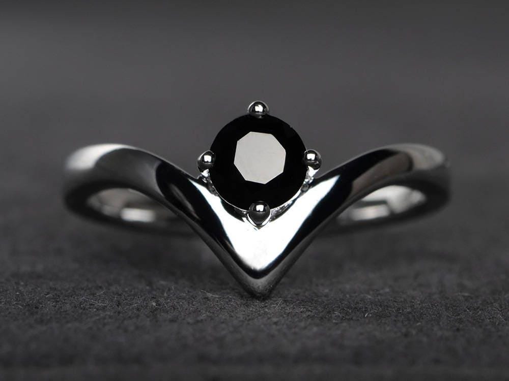 Natürlicher Schwarzer Spinell Ring Jubiläumsring Rund Geschnittener Edelstein Solitärring Sterling Silber von XiaoCuiJewelry