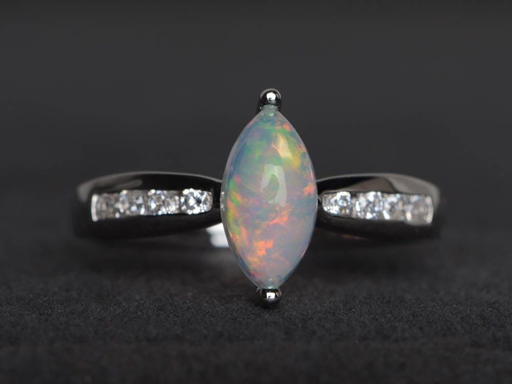Natürlicher Weißer Opal Ring Oktober Geburtsstein Marquise Schnitt Edelstein Sterling Silber von XiaoCuiJewelry