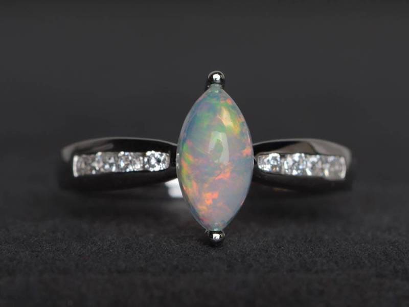 Natürlicher Weißer Opal Ring Oktober Geburtsstein Marquise Schnitt Edelstein Sterling Silber von XiaoCuiJewelry