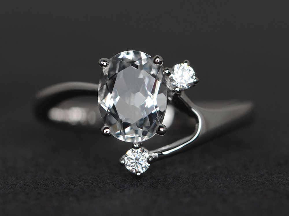 Natürlicher Weißer Topasring Ovalschliff Edelsteinring Sterlingsilber Topas-Verlobungsring Versprechensring Drei-Stein-Ring von XiaoCuiJewelry