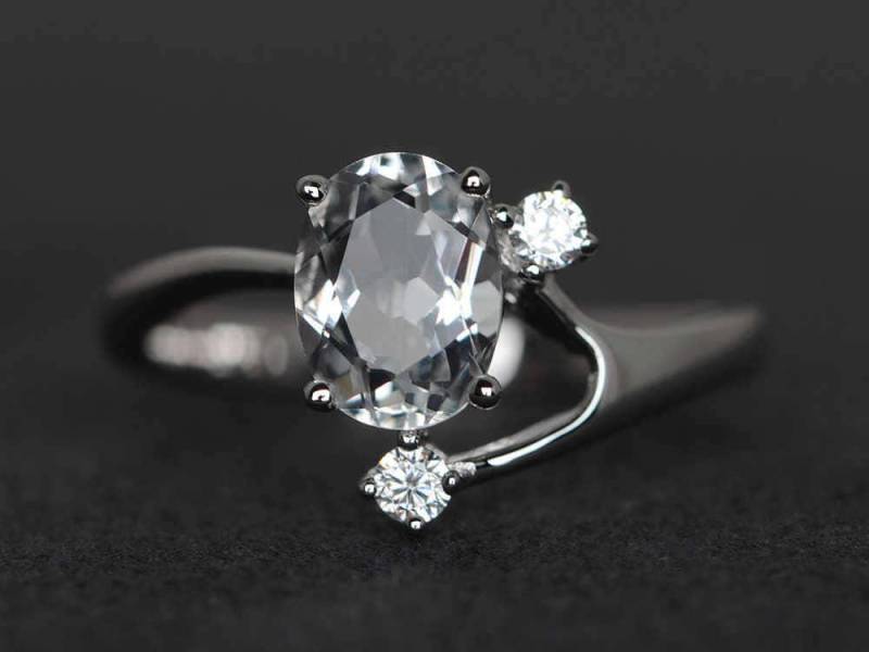 Natürlicher Weißer Topasring Ovalschliff Edelsteinring Sterlingsilber Topas-Verlobungsring Versprechensring Drei-Stein-Ring von XiaoCuiJewelry