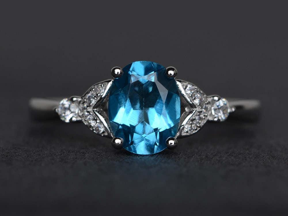 Oval Geschliffener Schweizer Blautopas-Ring Verlobungsring Blauer Edelstein-Ring Sterling Silber Jubiläumsring von XiaoCuiJewelry
