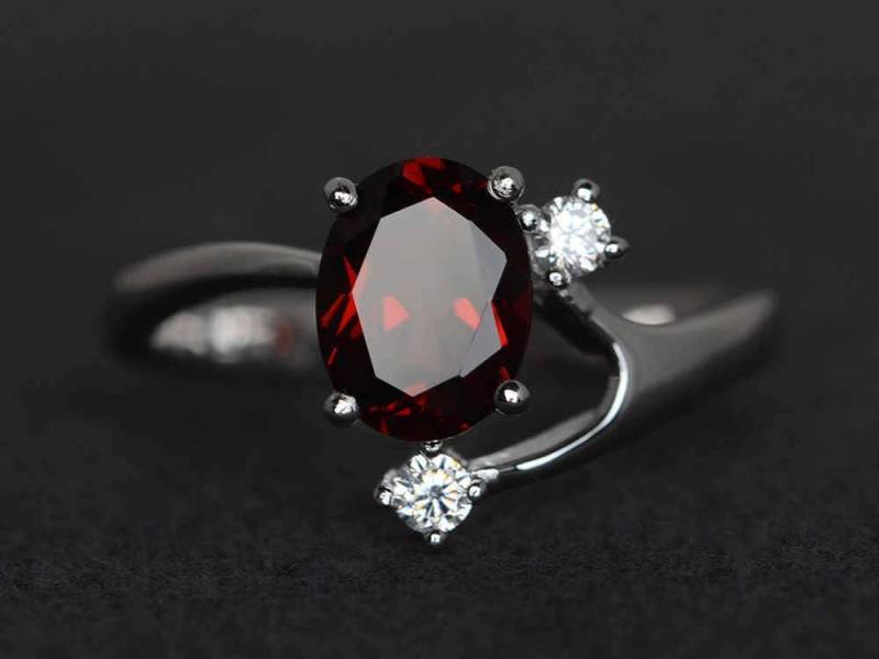 Ovaler Granat Ring Roter Verlobungsring Ehering Edelstein Sterling Silber Januar Geburtsstein Drei Steinring von XiaoCuiJewelry