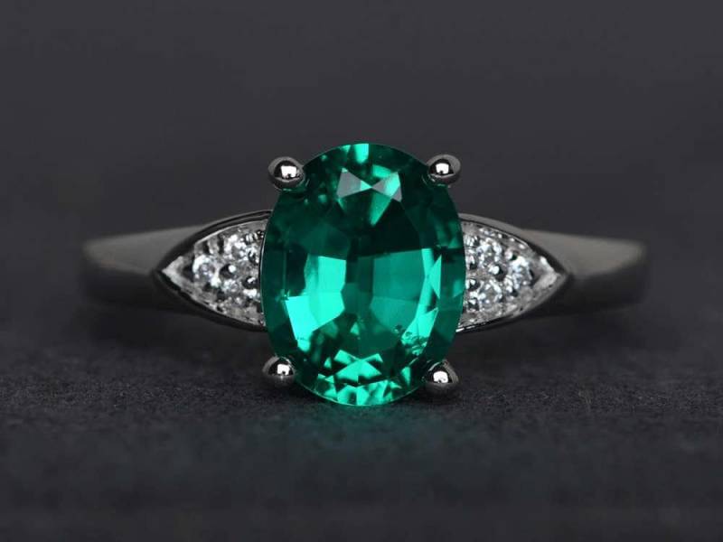 Ovaler Smaragd-Verlobungsring Grüner Edelsteinring Sterlingsilber Mai-Geburtssteinring Verlobungsring von XiaoCuiJewelry