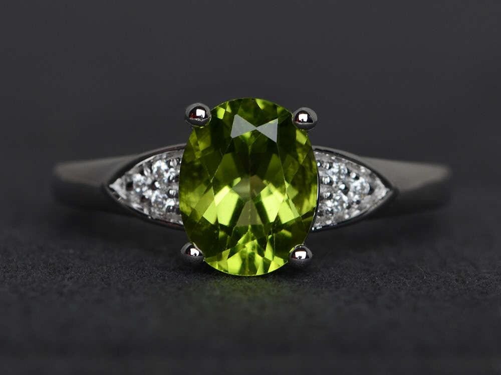 Peridot Ring Ovalförmige Verlobungsring Grüner Stein Sterling Silber Versprechen August Geburtsstein von XiaoCuiJewelry