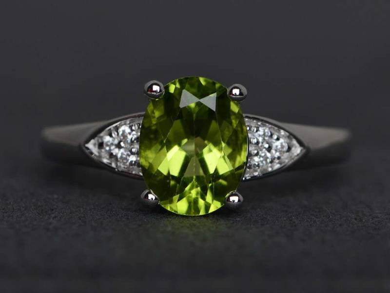 Peridot Ring Ovalförmige Verlobungsring Grüner Stein Sterling Silber Versprechen August Geburtsstein von XiaoCuiJewelry