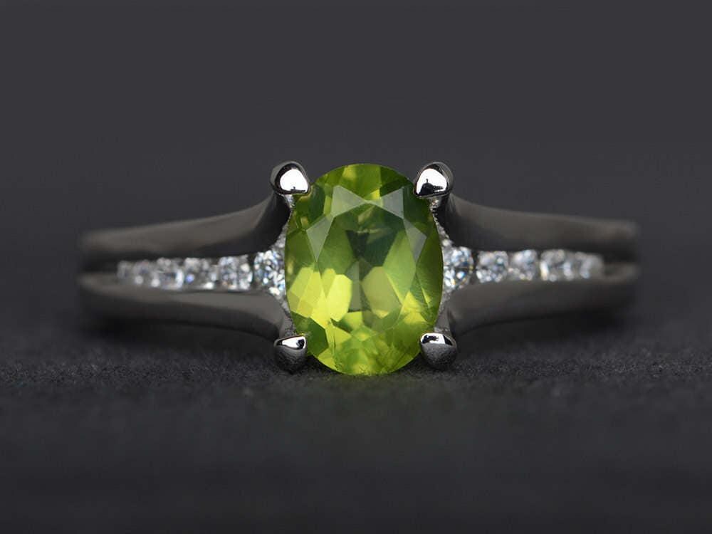 Peridot Ring Ovalschliff Verlobungsring Sterling Silber Versprechen Edelstein Grüner von XiaoCuiJewelry