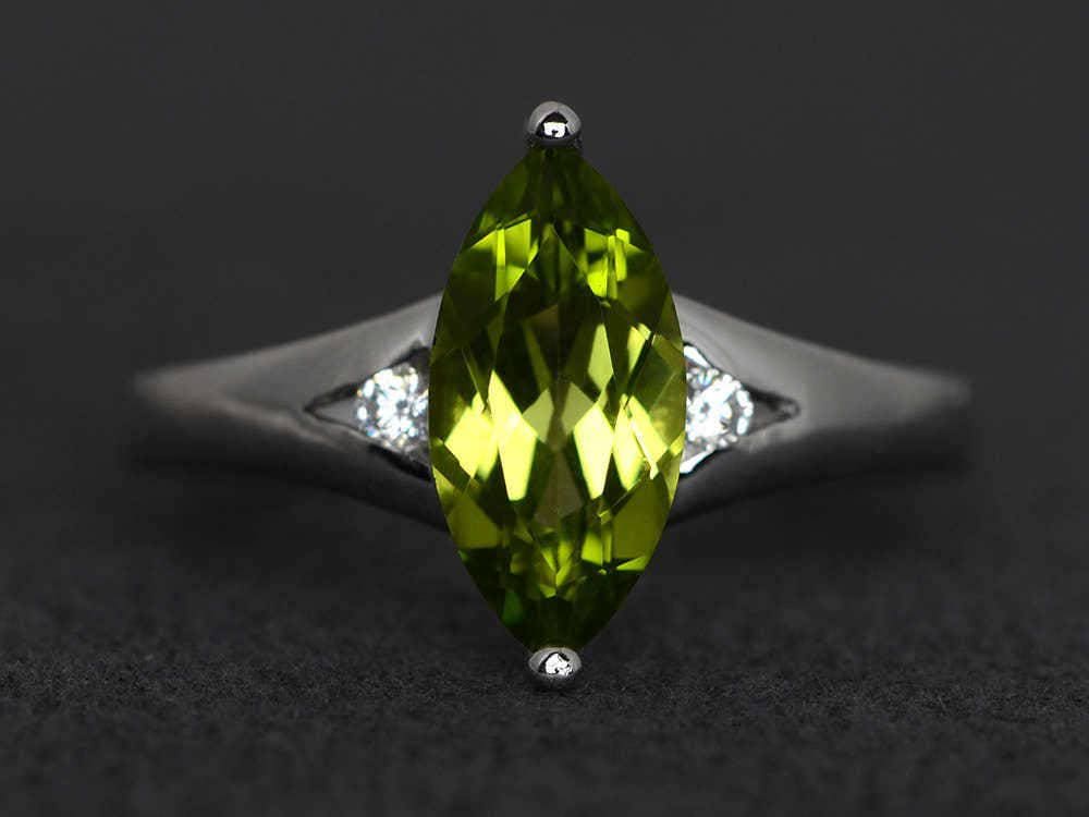 Peridot Ring Sterling Silber Marquiseschliff Verlobungsring Grüner Edelstein Versprechen August Geburtsstein von XiaoCuiJewelry