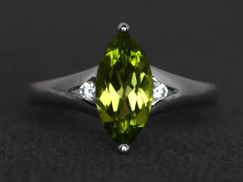 Peridot Ring Sterling Silber Marquiseschliff Verlobungsring Grüner Edelstein Versprechen August Geburtsstein von XiaoCuiJewelry