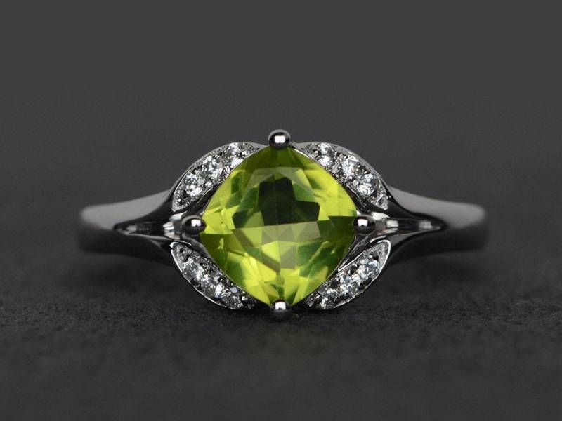 Peridot Ring Verlobungsring Silber Grün Edelstein Kissenschliff Jahrestag Geschenk von XiaoCuiJewelry