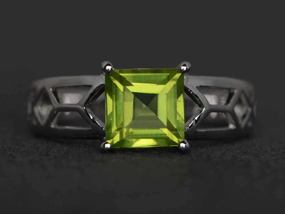Quadratisch Geschnittener Peridot Ring Grüner Edelstein Sterling Silber Verlobungsring August Geburtsstein Solitär von XiaoCuiJewelry