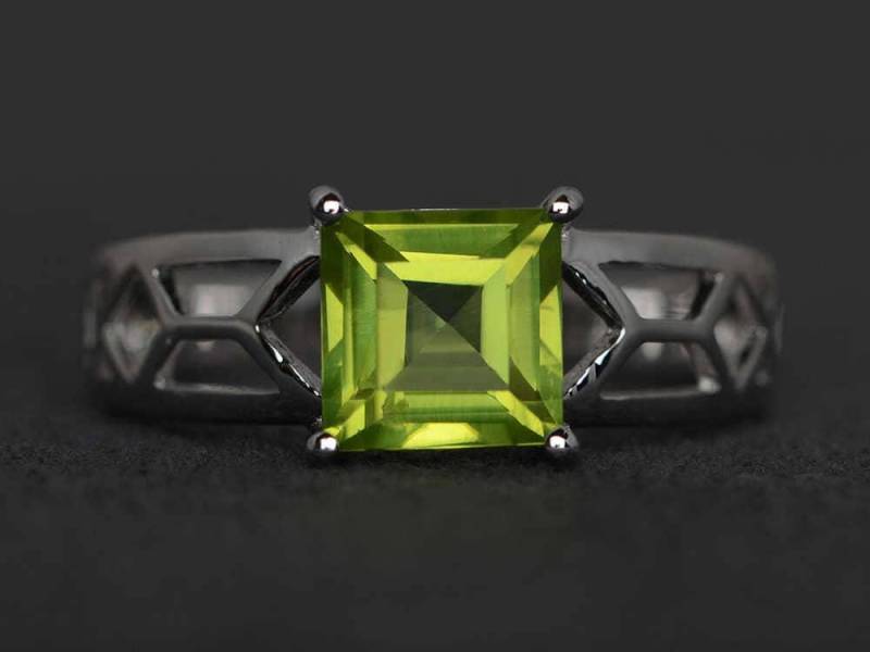 Quadratisch Geschnittener Peridot Ring Grüner Edelstein Sterling Silber Verlobungsring August Geburtsstein Solitär von XiaoCuiJewelry