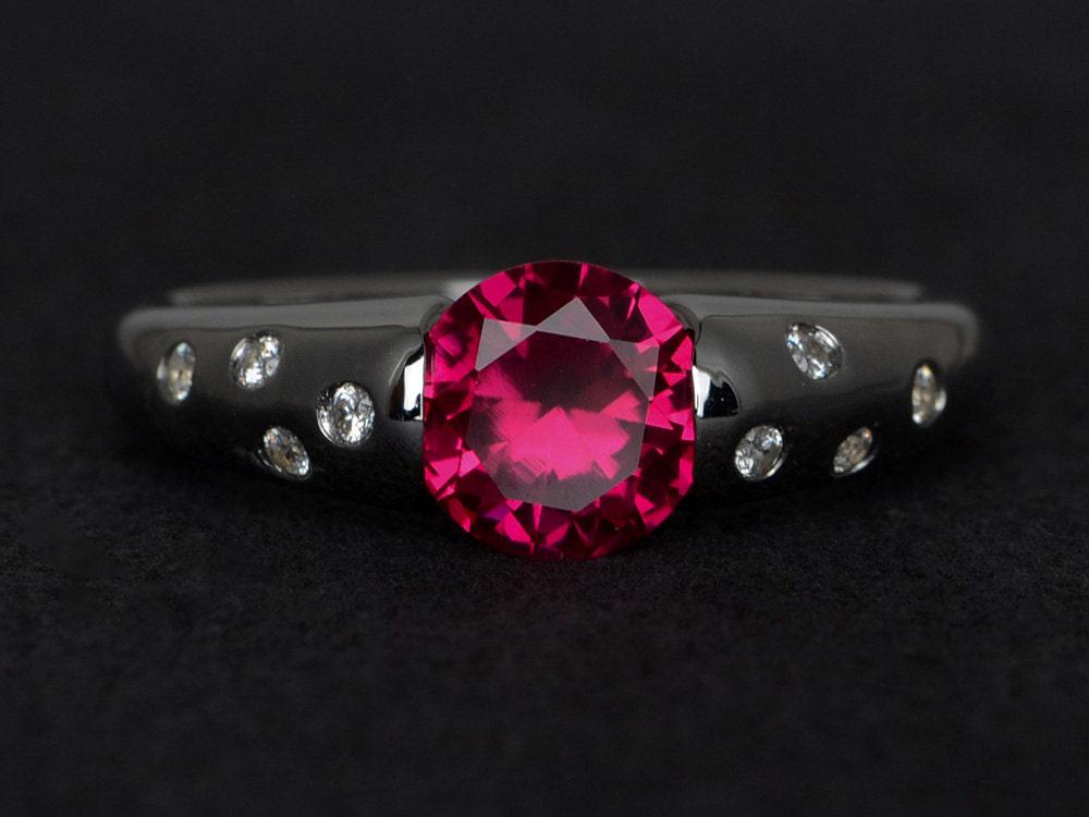Rubin Ring Roter Verlobungsring Silber Rundschliff Edelstein Ringe Versprechen Juli Geburtsstein von XiaoCuiJewelry