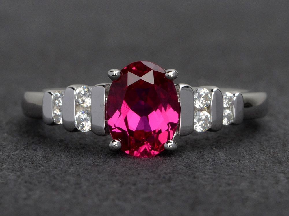 Rubin Ring Silber Oval Geschnitten Juli Geburtsstein Verlobungsring Für Frauen Roter Edelstein von XiaoCuiJewelry