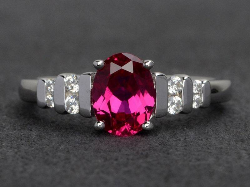 Rubin Ring Silber Oval Geschnitten Juli Geburtsstein Verlobungsring Für Frauen Roter Edelstein von XiaoCuiJewelry