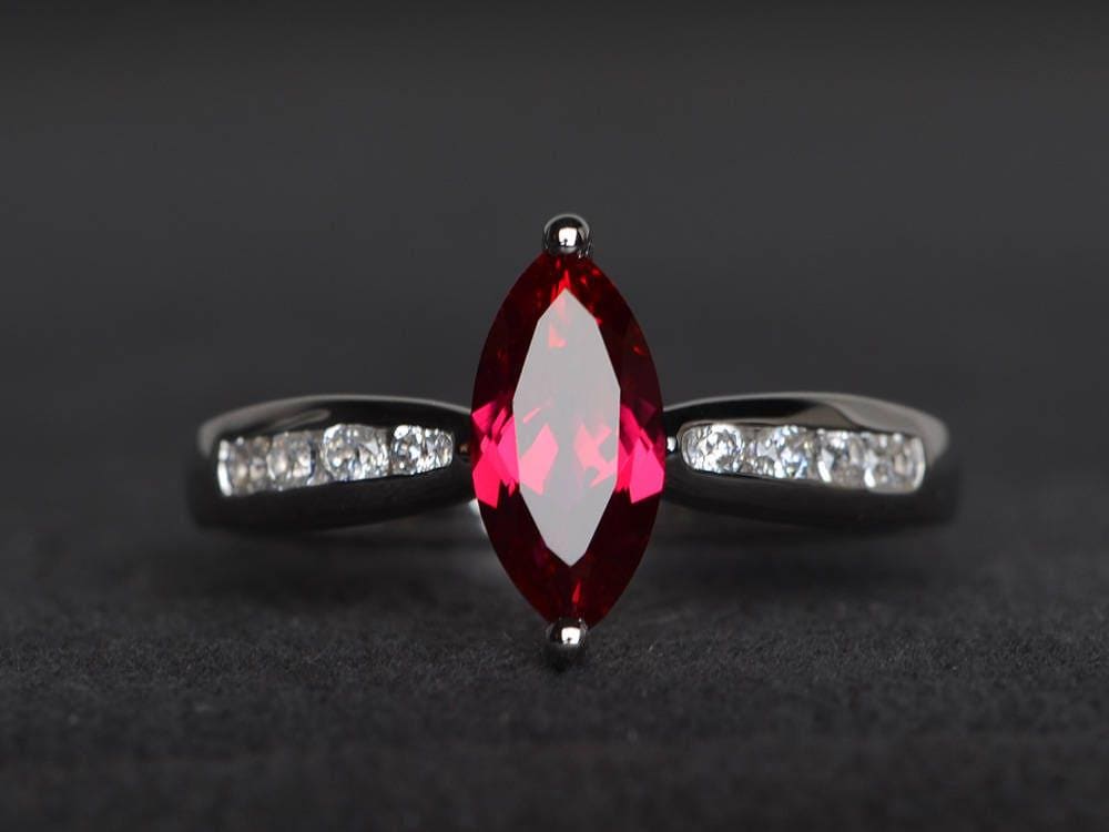Rubin Ring Verlobungsring Juli Geburtsstein Marquise Schnitt Rotem Edelstein Sterling Silber Geschenke von XiaoCuiJewelry