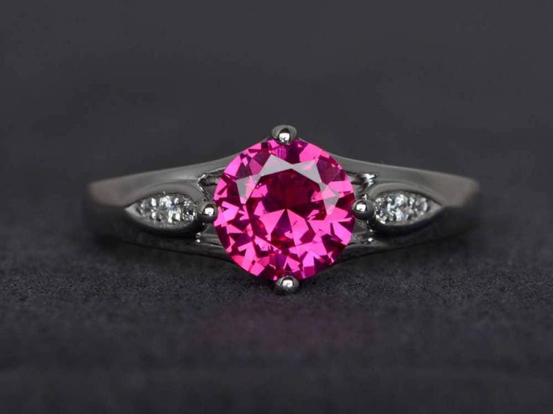 Rubin Verlobungsring Roter Edelstein Ring Sterling Silber Ehering Rund Geschnitten Juli Geburtsstein von XiaoCuiJewelry