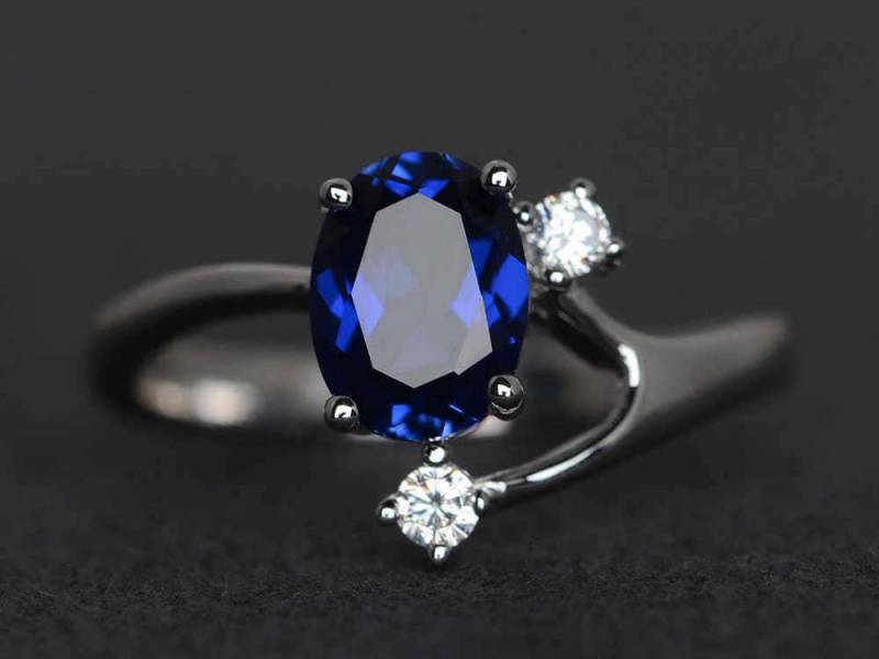 Saphirring Ovaler Form Blauer Saphir Verlobungsring Edelsteinring Sterling Silber September Geburtsstein Dreisteinring von XiaoCuiJewelry