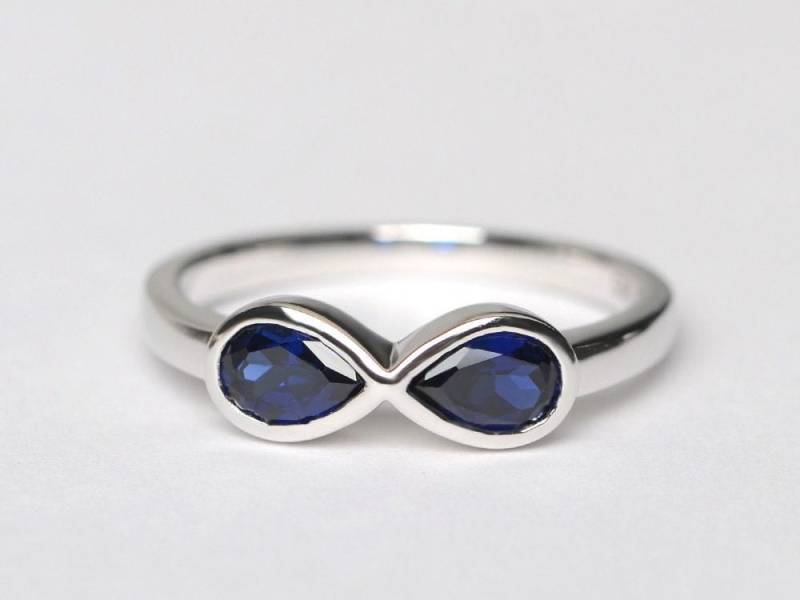 Schlichter Unendlichkeitsring Blau Saphir Ring Silber Ehering September Geburtsstein Eleganter Schlichter Unendlichkeitsring Blau Saphir Ring Silber Ehering September Geburtsstein Eleganter von XiaoCuiJewelry