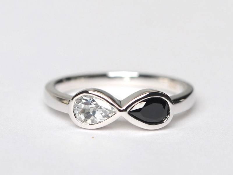 Schlichter Unendlichkeitsring Natürlicher Weißer Topazring Silber Vorschlag Ring Pearcut Yin Yang Partyring von XiaoCuiJewelry