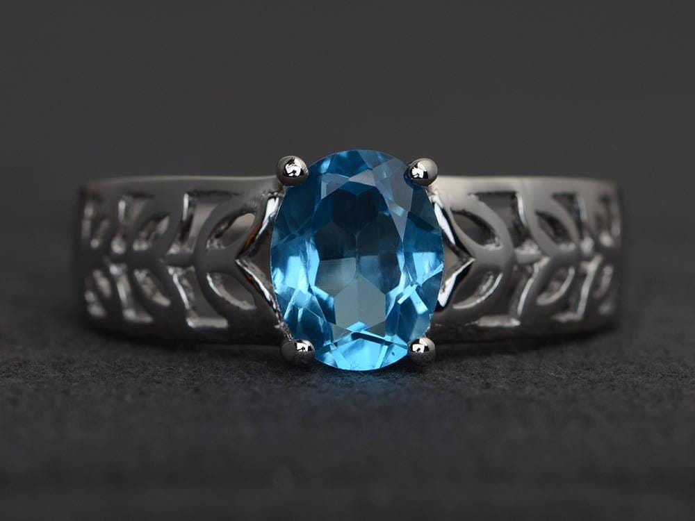Schweizer Blautopas-Ring Jubiläumsring Ovaler Blauer Edelstein-sterlingsilber-Solitärring von XiaoCuiJewelry