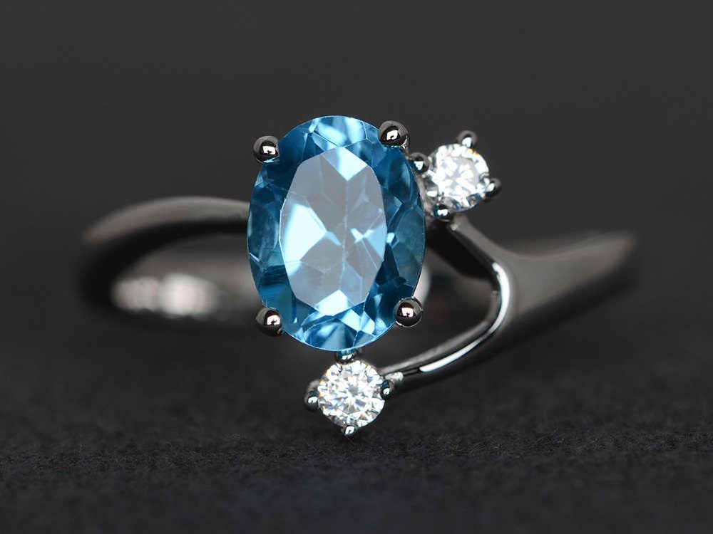 Schweizer Blautopas Ring Ovalschliff Sterling Silber Verlobungsring Versprechensring Drei-Stein-Ring von XiaoCuiJewelry