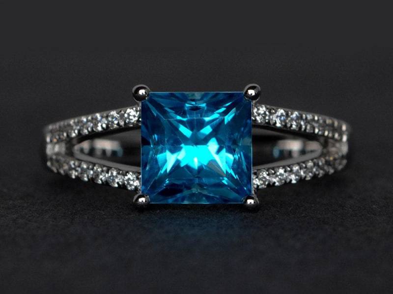 Schweizer Blautopasring Blautopas-Verlobungsring Split-Bandring Blaue Edelsteinringe Versprechensring von XiaoCuiJewelry