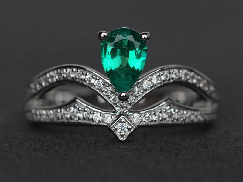 Smaragdring Kronenring Smaragd Verlobungsring Silber Grüner Edelsteinring Jubiläumsring Tropfenschliff von XiaoCuiJewelry