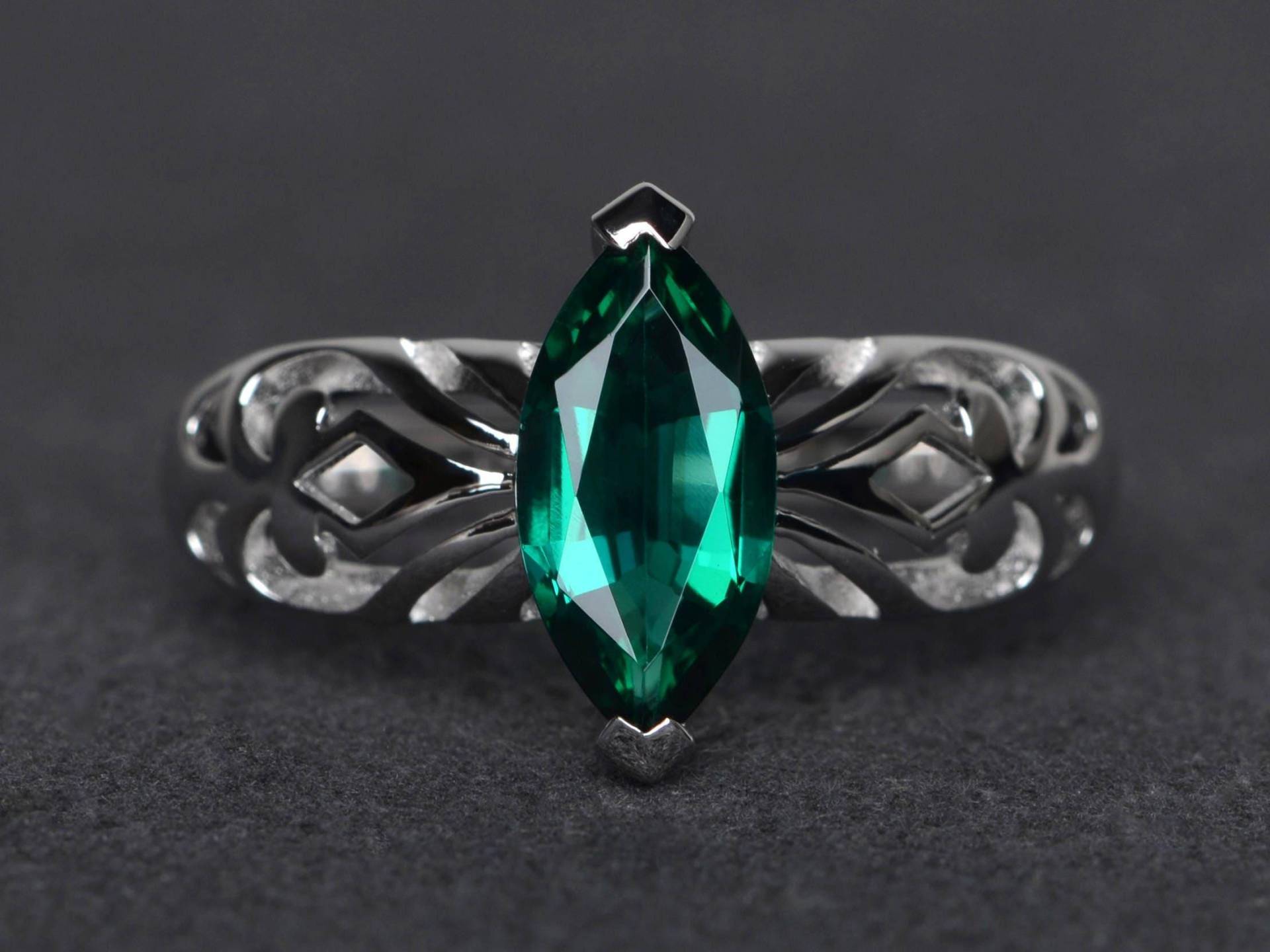 Smaragdring Marquiseschliff Verlobungsring Solitärring Sterlingsilberring Mai-Geburtssteinring von XiaoCuiJewelry