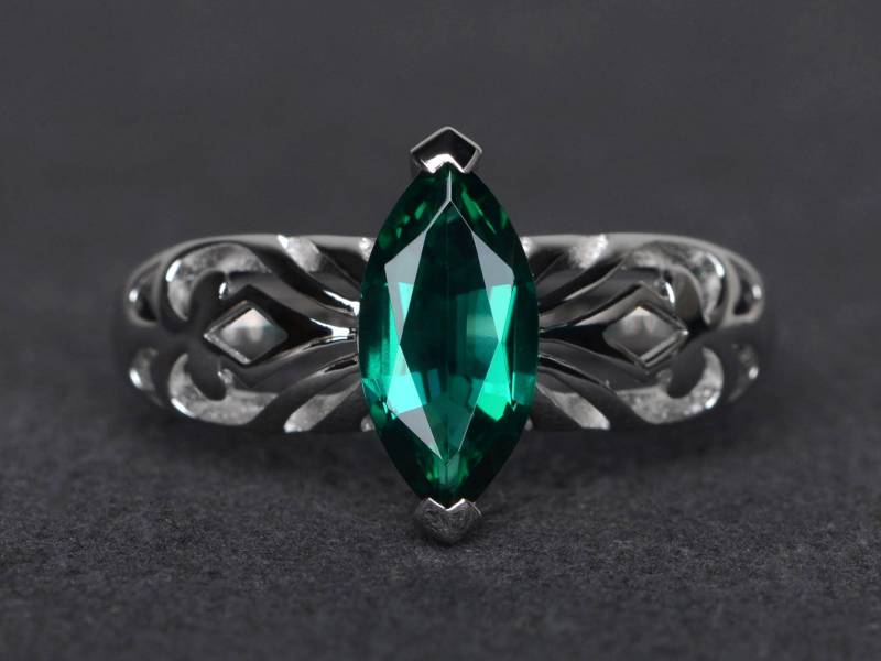 Smaragdring Marquiseschliff Verlobungsring Solitärring Sterlingsilberring Mai-Geburtssteinring von XiaoCuiJewelry