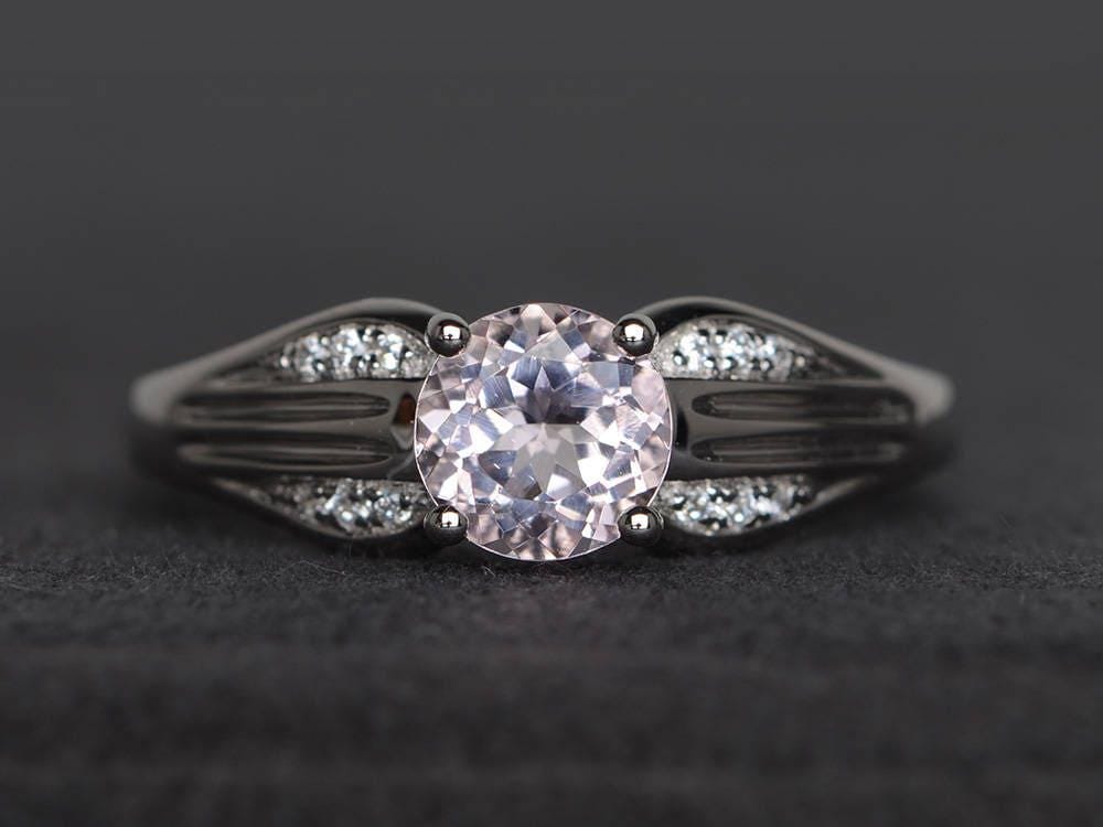Verlobungsring Natürlicher Rosa Morganit Ring Runder Geschnittener Edelstein Sterlingsilberring von XiaoCuiJewelry