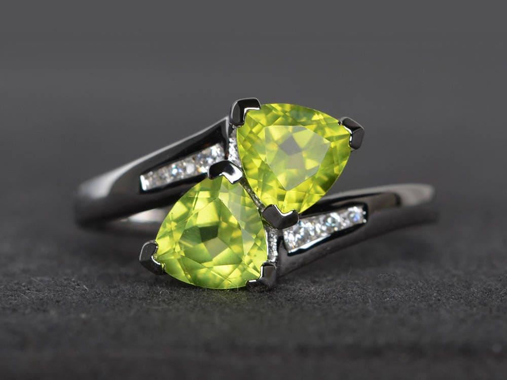 Versprechen Ring Natürlichen Peridot Trillion Geschnitten Grünen Edelstein Sterling Silber August Geburtsstein von XiaoCuiJewelry