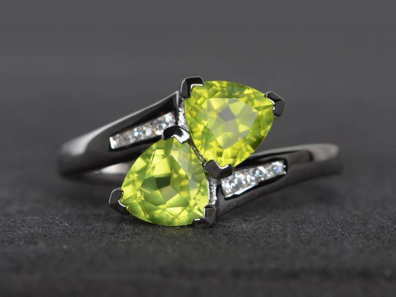 Versprechen Ring Natürlichen Peridot Trillion Geschnitten Grünen Edelstein Sterling Silber August Geburtsstein von XiaoCuiJewelry