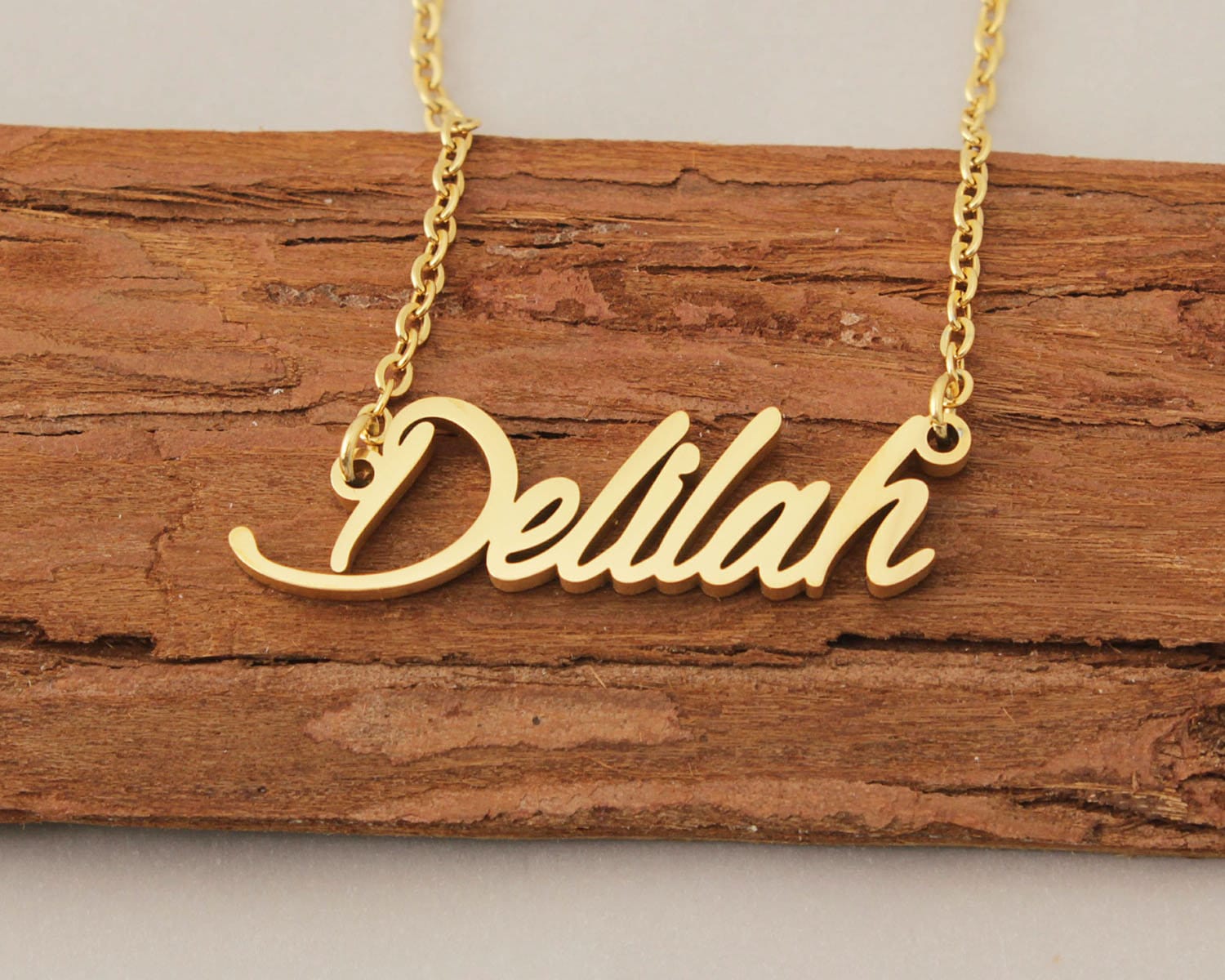 Namenskette, Delilah Personalisierte Freundschaft Halskette, Vergoldete Kinder Geschenk Halskette in Edelstahl von Xiaohand