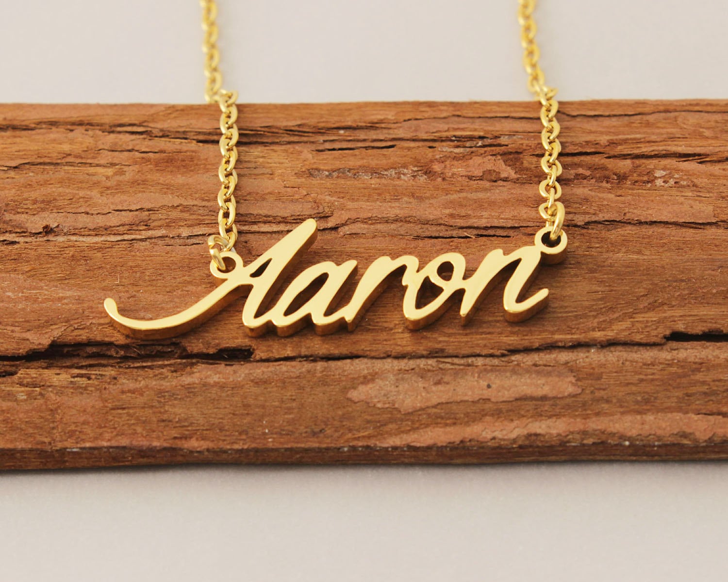 Namenskette, Personalisierte Zierliche Halskette Mit Namen Des Familienmitglieds, Aaron Namenskette Aus Edelstahl von Xiaohand