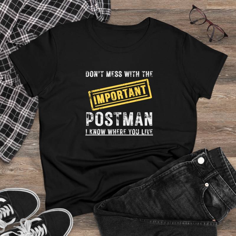 T-Shirt Damen Postbote Paketbote Briefträger Best Postman Dont Mess With The von XidusDesigns