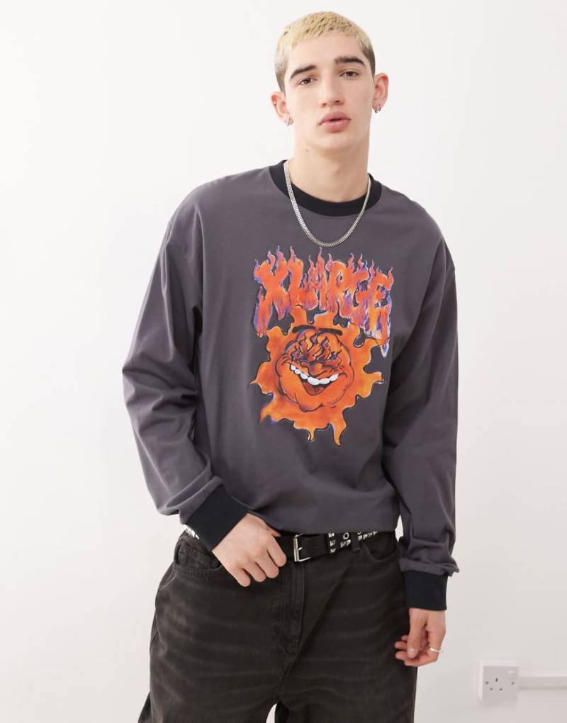 XLARGE - Langärmliges T-Shirt in Anthrazit mit brennendem Print-Grau von Xlarge