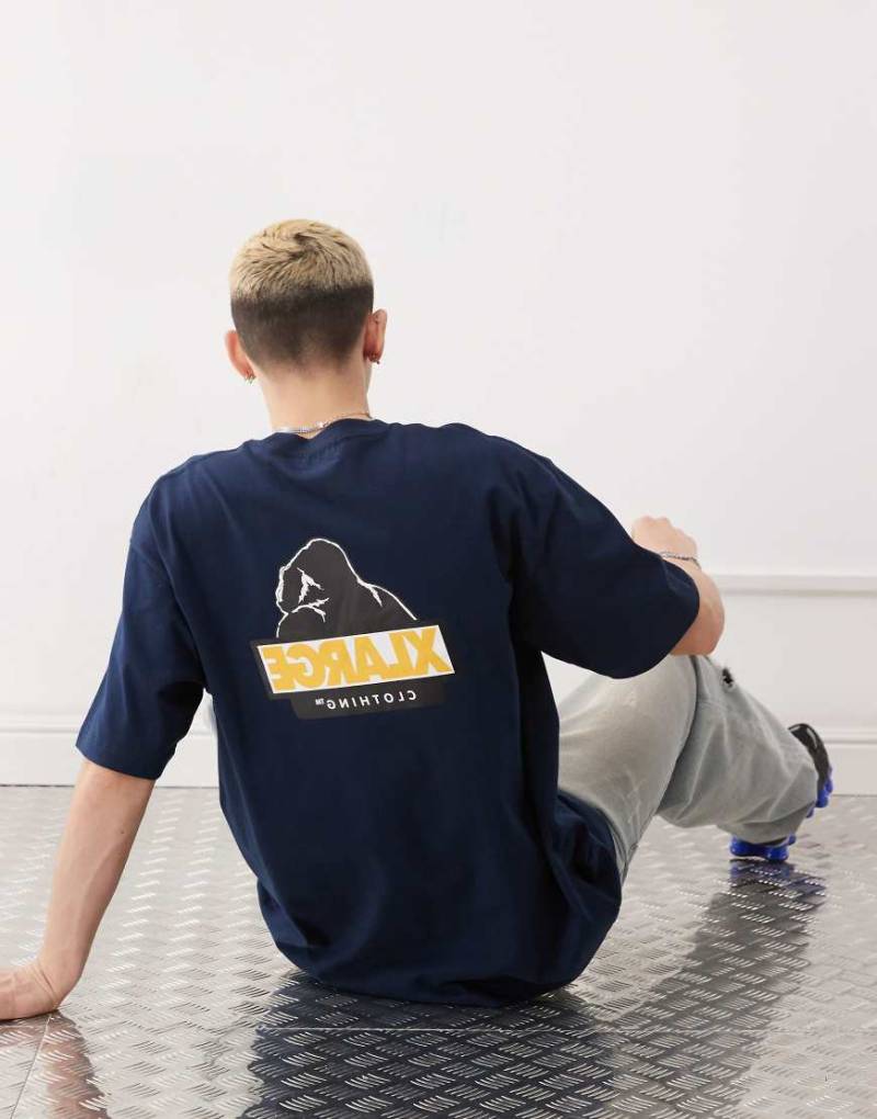 XLARGE - Oversize-T-Shirt in Marineblau mit gespiegeltem OG-Logoprint von Xlarge